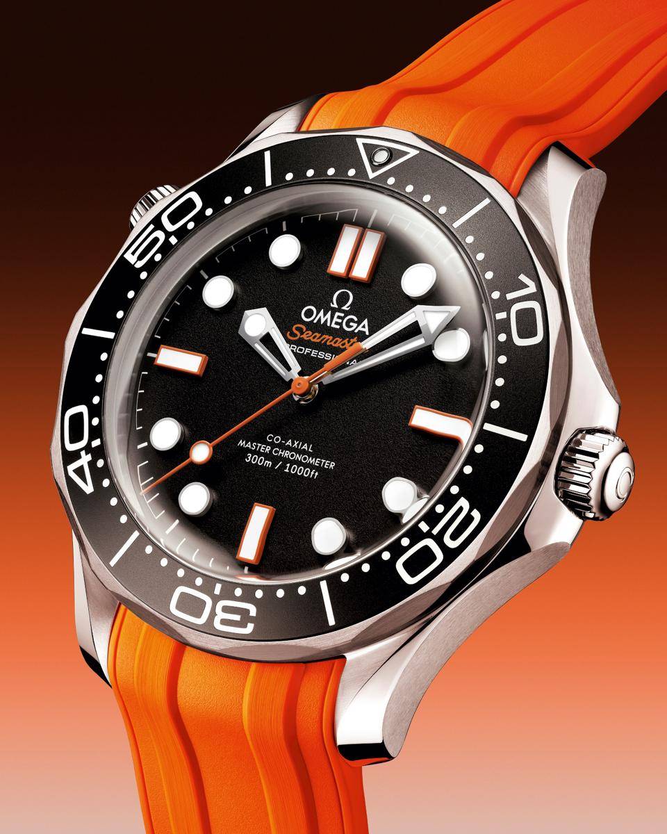 210.32.42.20.01.006_SE_Diver300MOrange_ThreeQuarter_4x5_RVB.jpg
