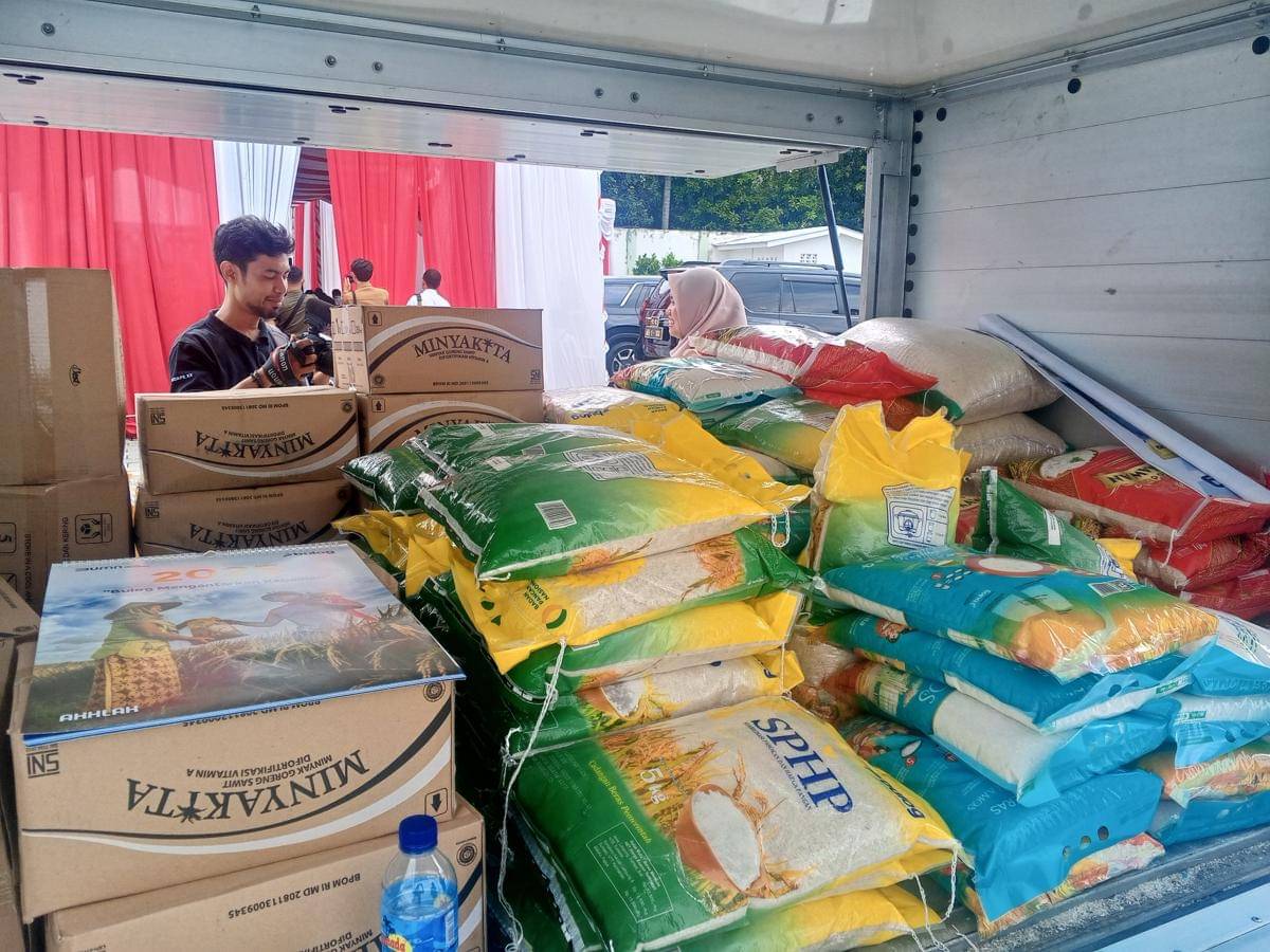 Ilustrasi beras kemasan dan minyak goreng. 