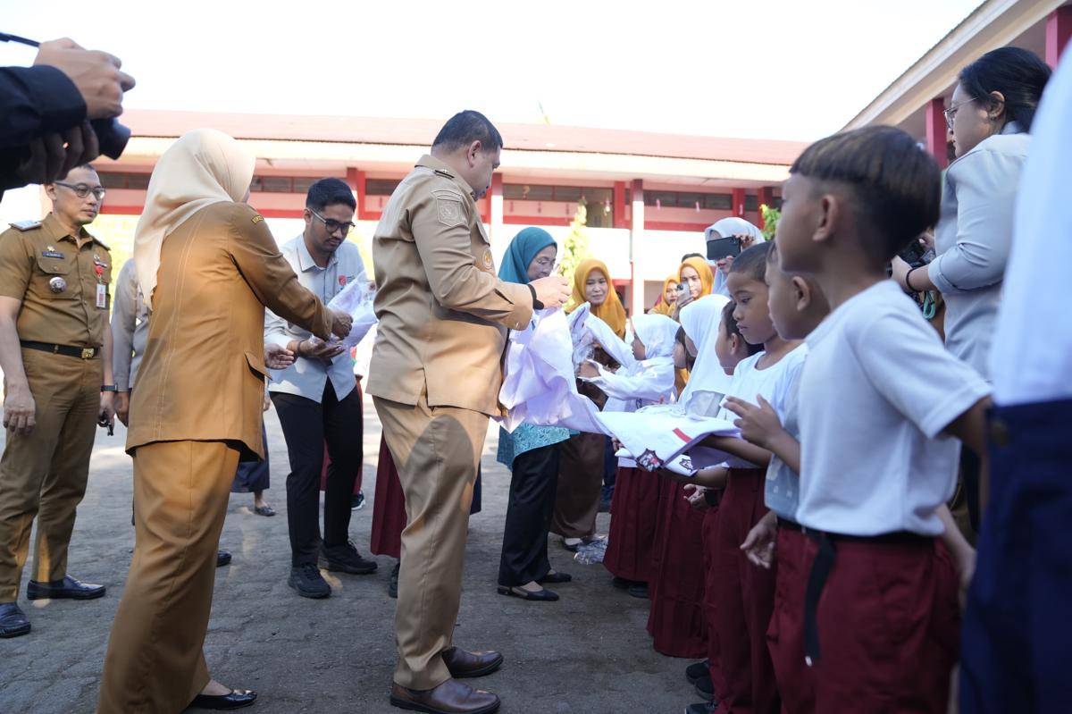 Seragam Sekolah Gratis di Makassar Mulai Dibagikan kepada Siswa