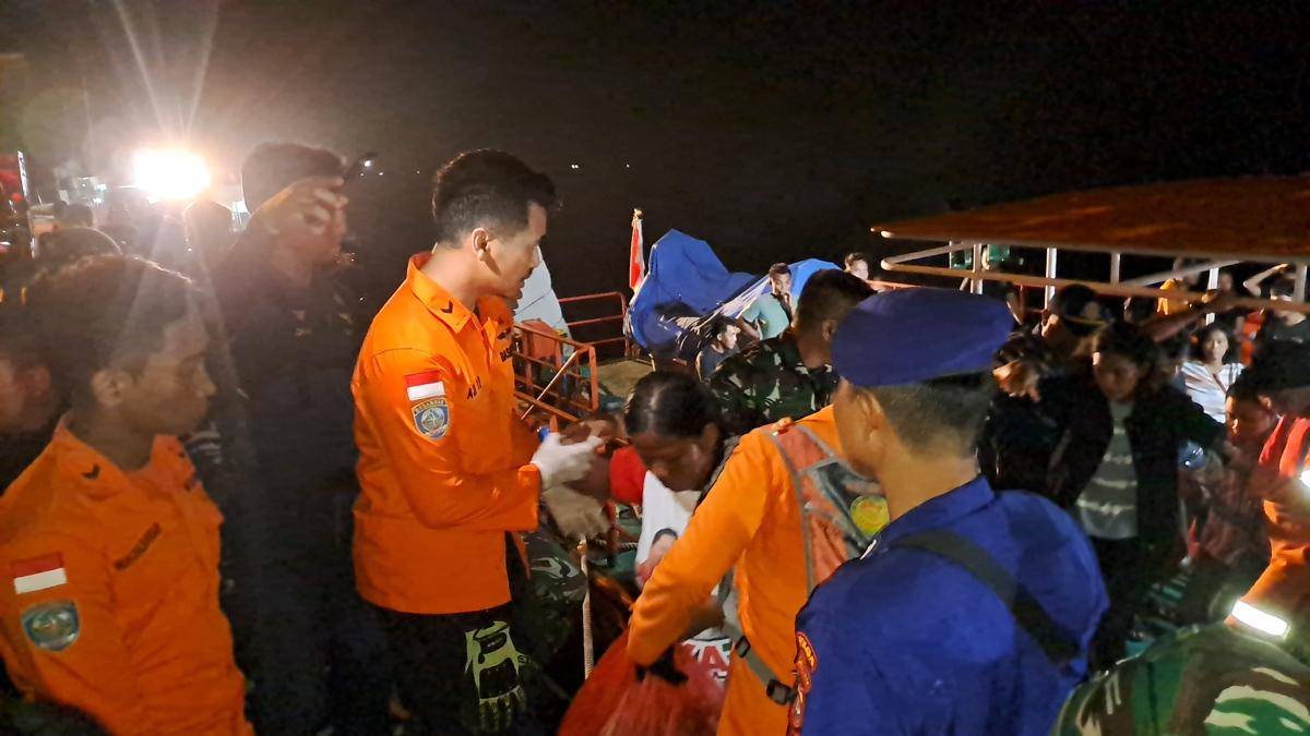 Evakuasi penumpang KM Barcelona VA di Pelabuhan Munte, Minut, Sulawesi Utara, Minggu (20/7/2025). Dok. Basarnas Manado
