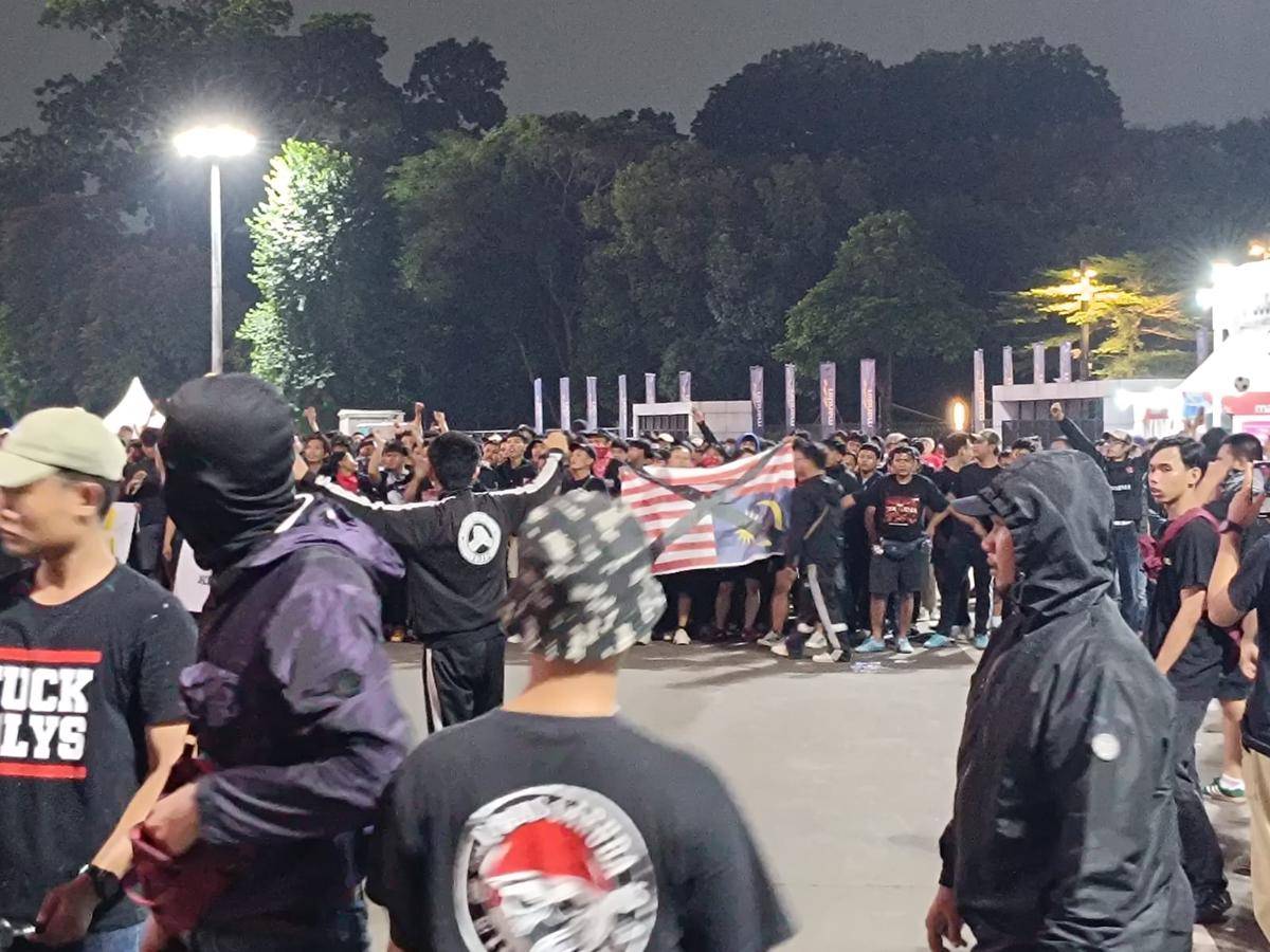 Waduh, Ultras Garuda Coret dan Balik Bendera Malaysia