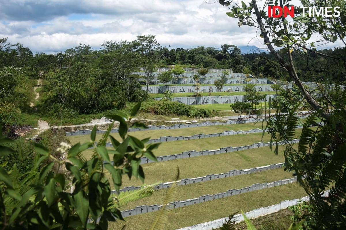 Kompleks pemakaman elit milik PT Nirvana Memorial Nusantara yang diduga mencaplok lahan milik warga Desa Rambung Baru. (IDN Times/Prayugo Utomo)