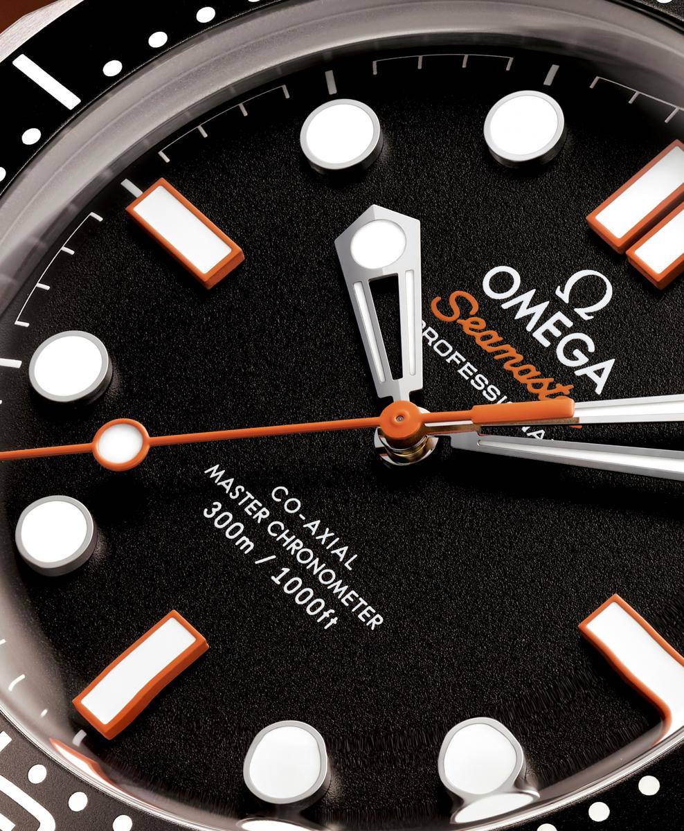 210.32.42.20.01.006_SE_Diver300MOrange_CloseUp_Dial_4x5_RVB.jpg