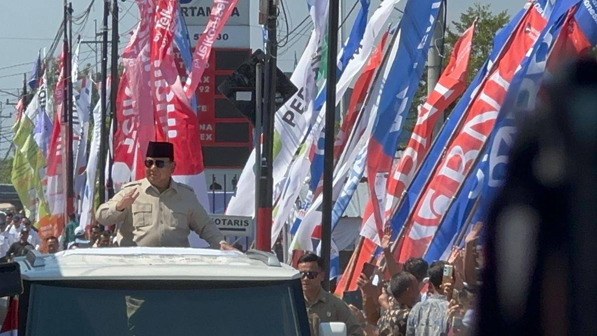 Prabowo Disambut Tepuk Tangan Saat Tiba di Peluncuran Koperasi Desa Merah Putih
