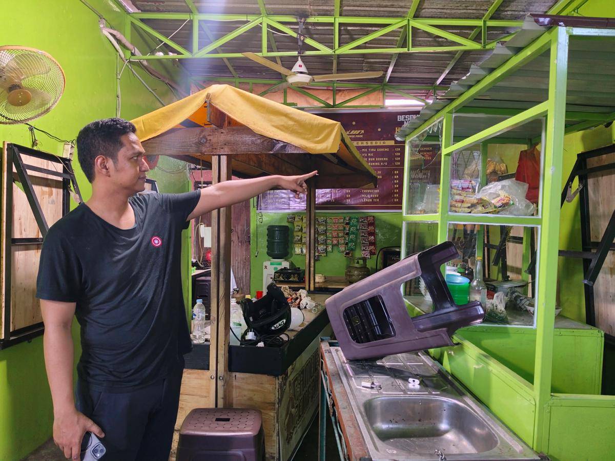 Komplotan Preman Membabi Buta Serang Warung Bakso di Medan Area