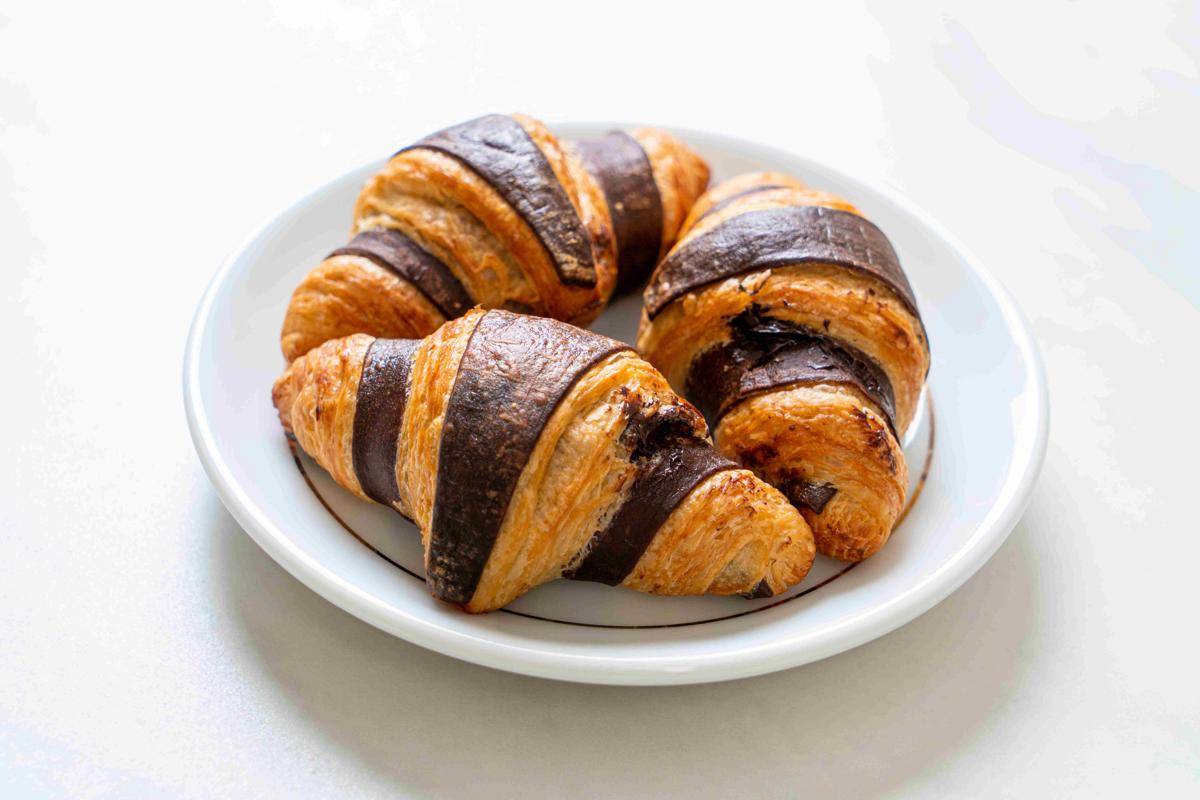 ilustrasi chocolate croissant (vecteezy.com/Natthapon)