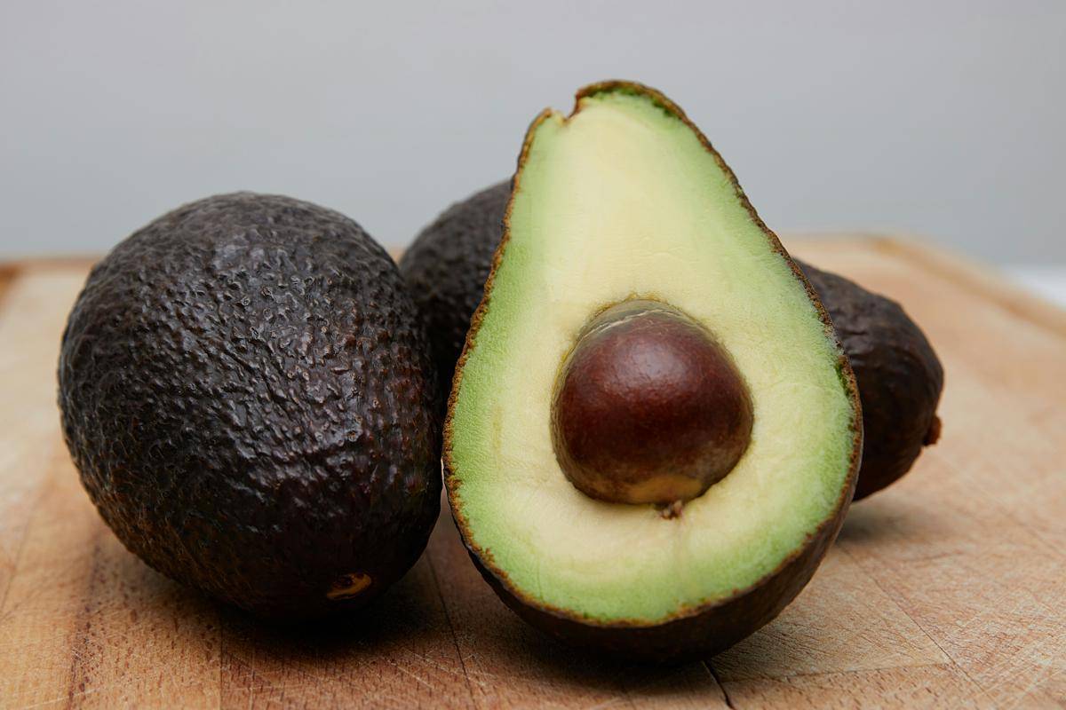 Ilustrasi Buah Alpukat (unsplash.com/Gil Ndjouwou)