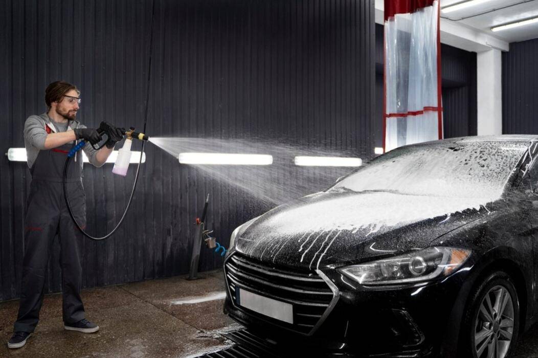 Mencuci Mobil (freepik.com/freepik) 