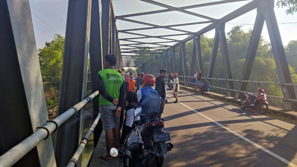 Heroik! Warga Ngawi Selamatkan Perempuan Lompat ke Bengawan