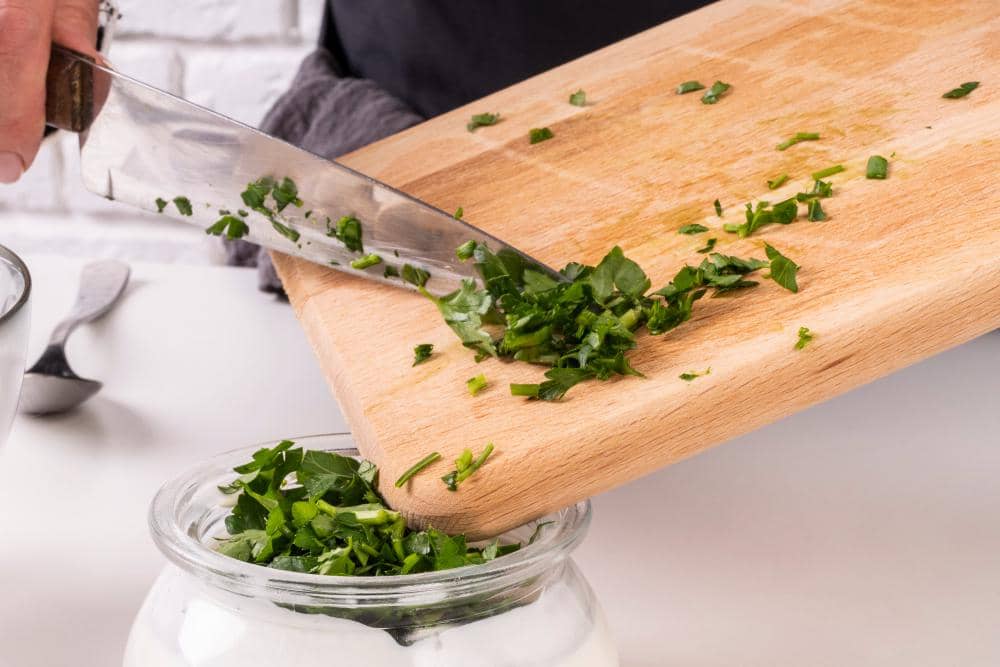 Ilustrasi mengiris daun bawang