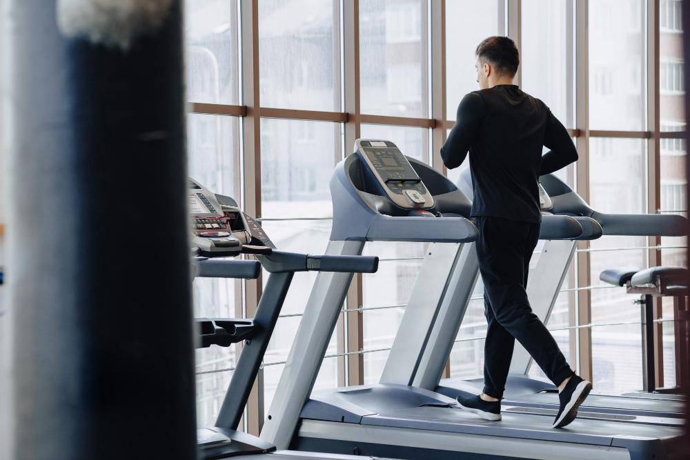 ilustrasi joging di atas treadmill (freepik.com/pressahotkey)