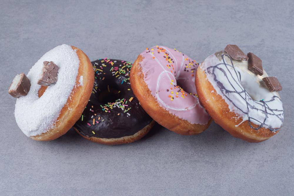 ilustrasi donat (freepik.com/azerbaijan_stockers)