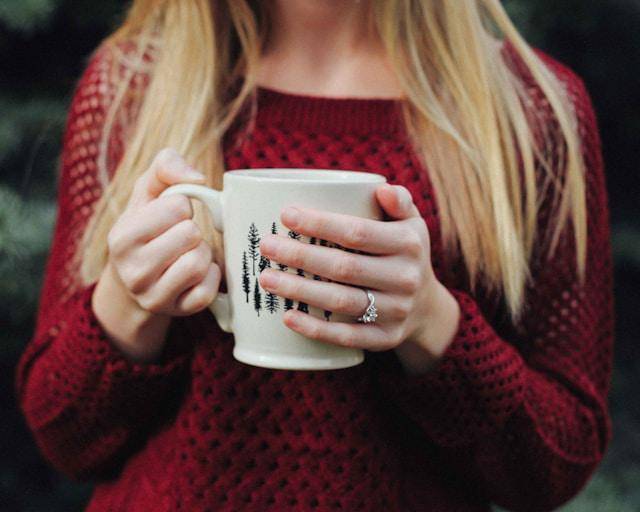 ilustrasi minum (unsplash.com/Bethany Laird)