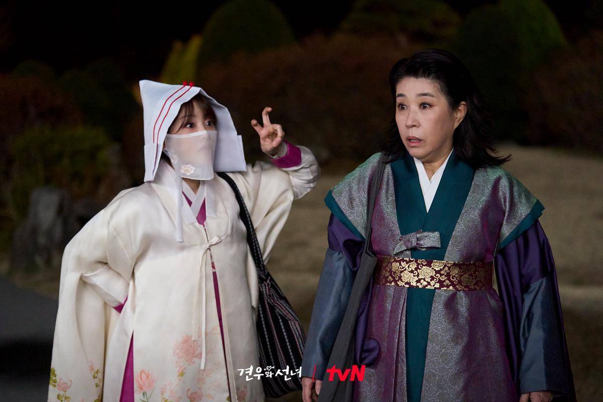 Cho Yi Hyun dan Kim Mi Kyung di Head Over Heels (x.com/CJnDrama)