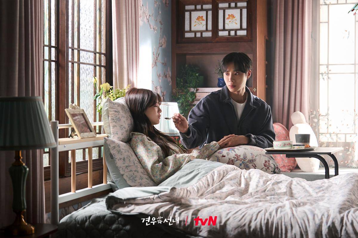 Cho Yi Hyun dan Choo Young Woo di Head Over Heels (x.com/CJnDrama)