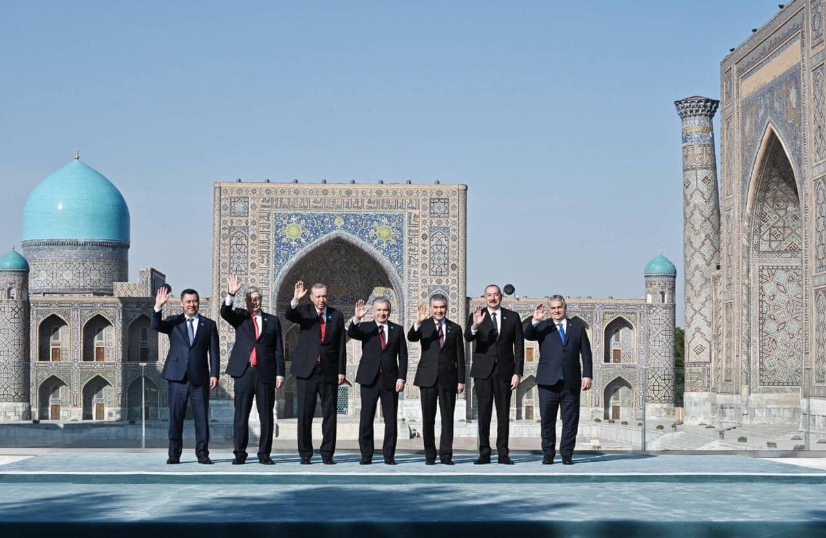 Pelaksanaan KTT Turkic Council di Alun-alun Registan pada November 2022.