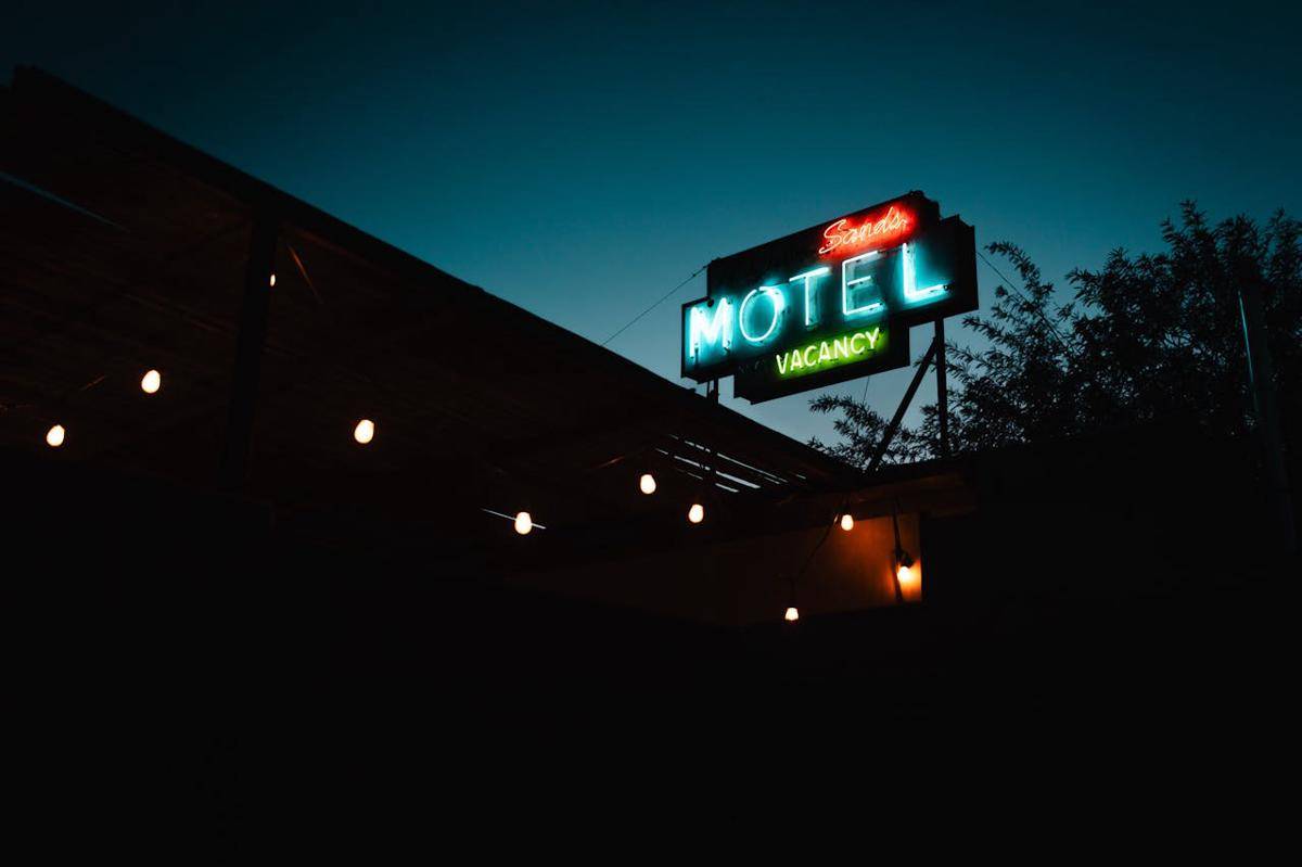 ilustrasi penginapan motel (pexels.com/Kyle Miller)