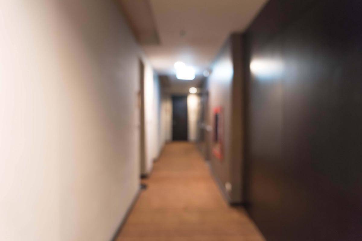 ilustrasi lorong hotel (vecteezy.com/Natthapon Ngamnithiporn)