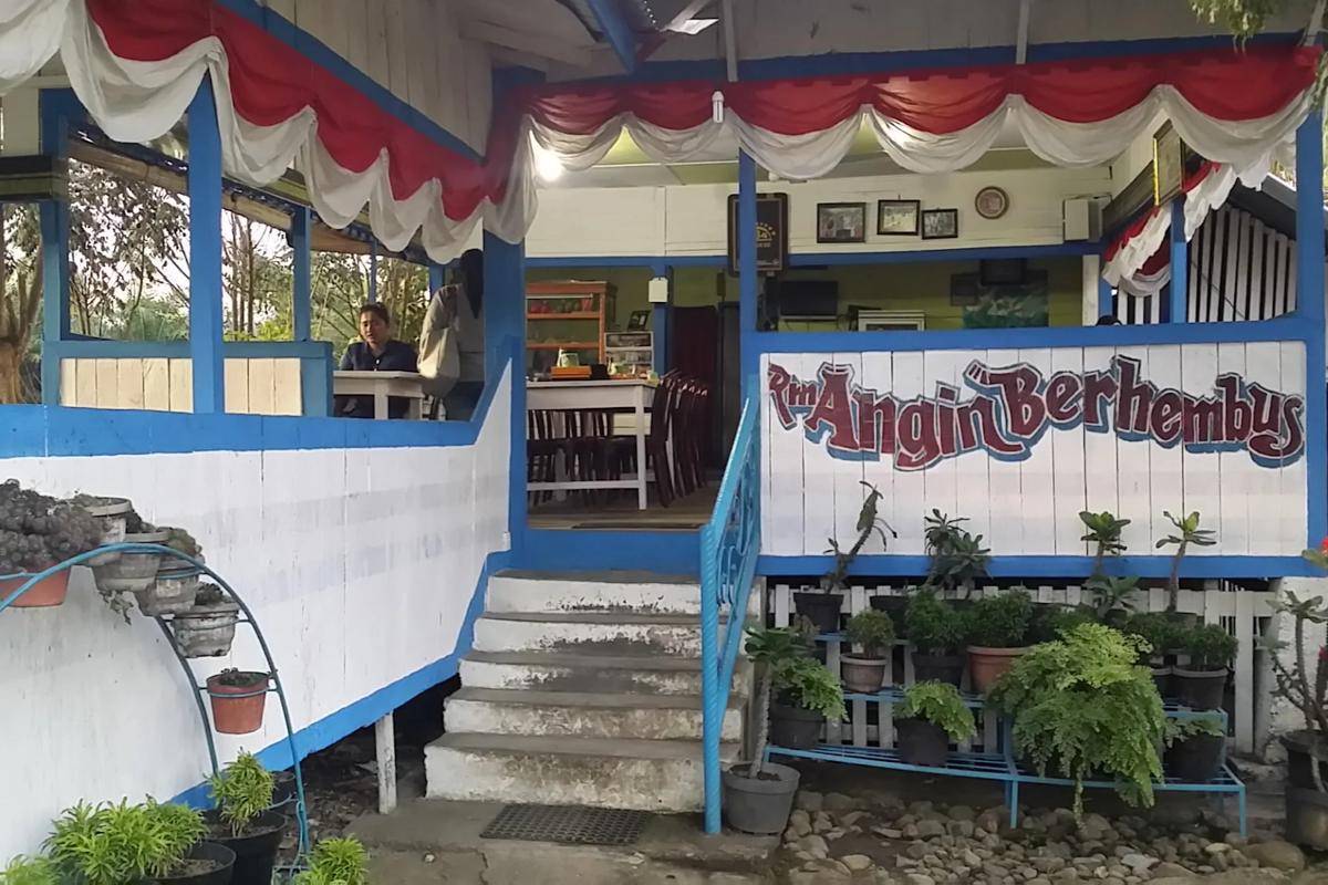 RM. Angin Berhembus, menyediakan semua hidangan andalan, mulai dari gulai ikan baung salai, rendang belut, hingga ikan haporas yang khas. (Ulasan gmaps/GunarnSolksjaer)