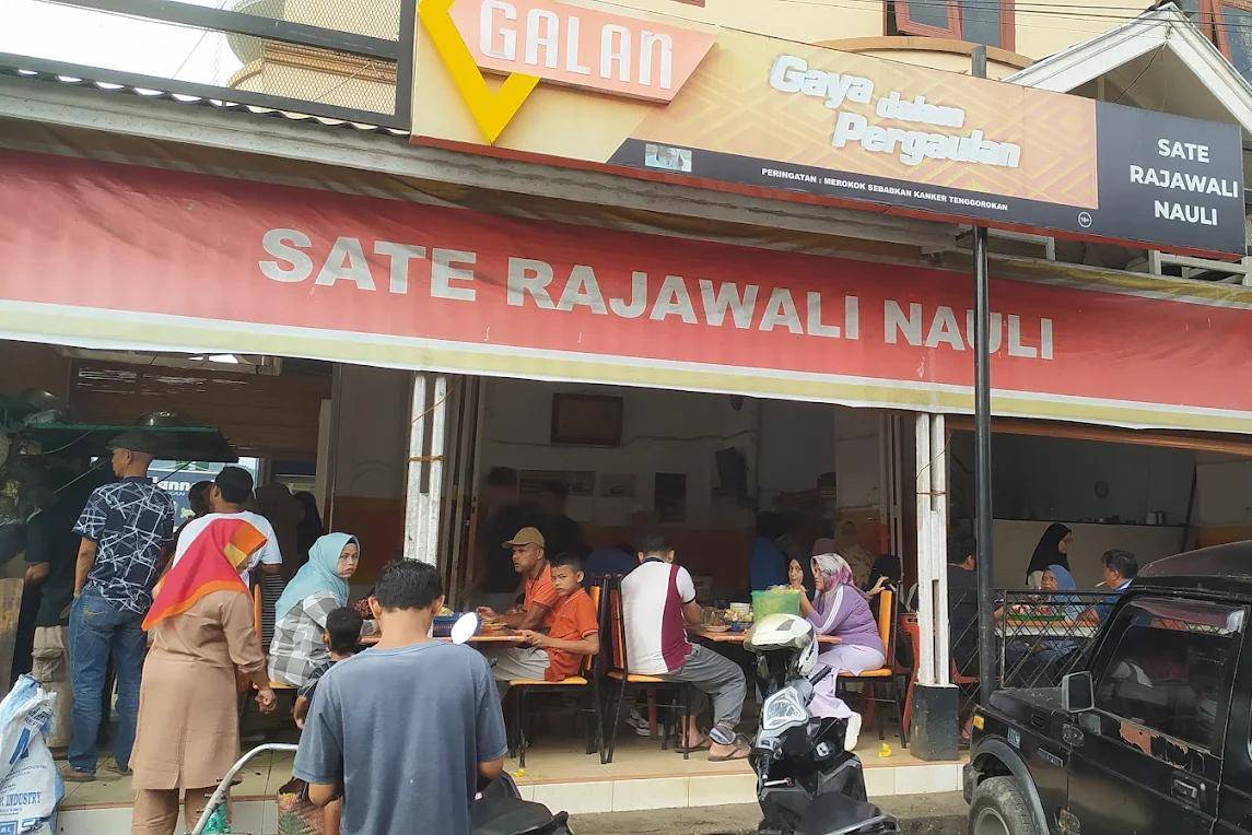 Menjadi Ikon kuliner sejak 1967, Sate Rajawali Nauli menawarkan cita rasa yang berbeda dari sate Padang pada umumnya lewat kuah kuningnya yang khas.(Ulasan gmaps/Bagus Setyadi)