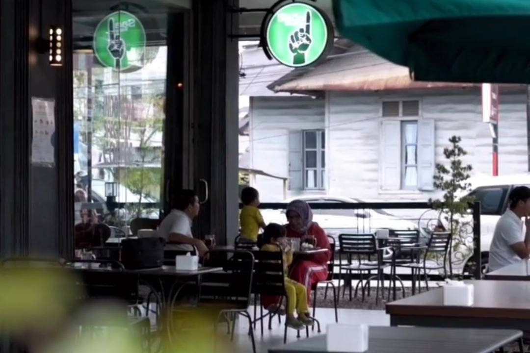 Suasana Sada Warkop, sebagai pusat kehidupan sosial kota yang ramai dikunjungi semua kalangan, dari pelajar hingga pejabat(instagram.com/sada_warkop)