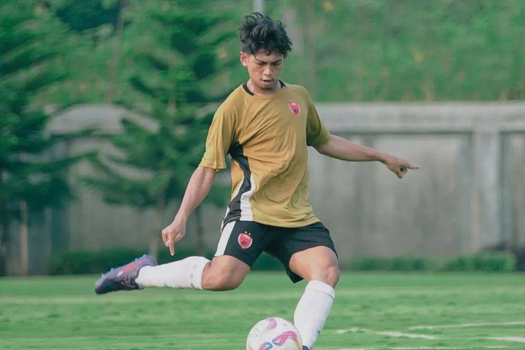 Aksi pemain PSM Makassar, Ananda Raehan Alief, dalam laga uji coba melawan Garudayaksa FC yang berlangsung di Lapangan Akademi Garudayaksa, Kabupaten Bekasi, pada Senin 21 Juli 2025. (Instagram.com/psm_makassar)