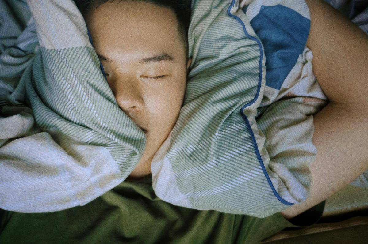 ilustrasi pria tidur (unsplash.com/pducminhh)