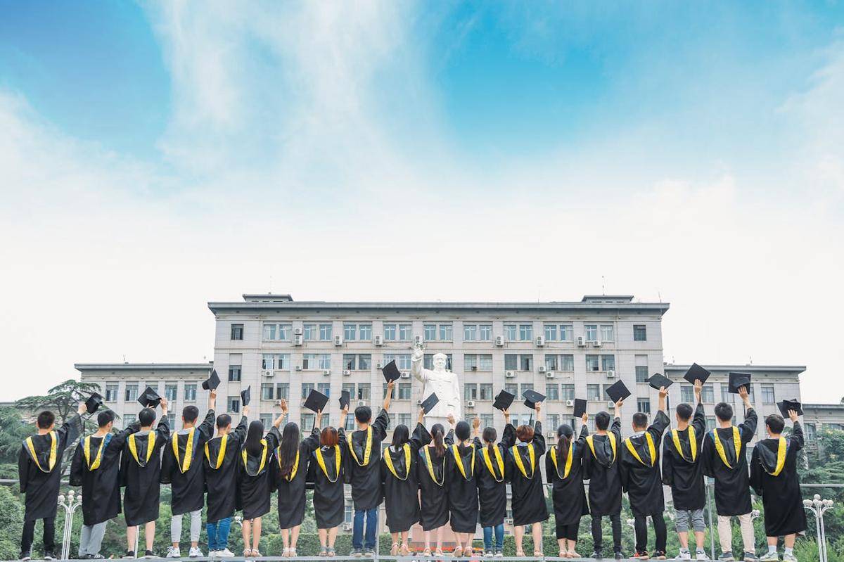 ilustrasi wisuda (pexels.com/clmcdk fejcn)