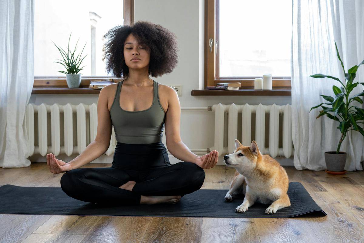 Potret wanita melakukan mindful breathing (pexels.com/cottonbro studio)