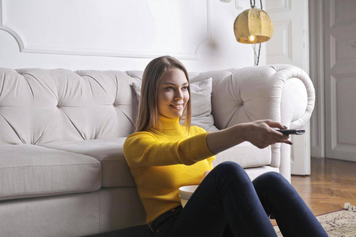 Potret wanita menonton film (pexels.com/Anfdrea Picquardio)