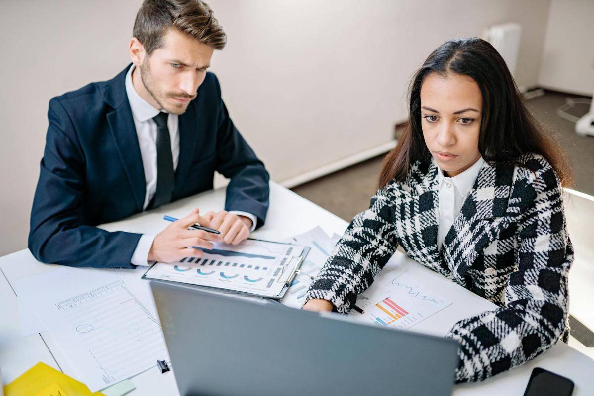 ilustrasi alibi ada acara internal kantor (pexels.com/Yan Krukau)