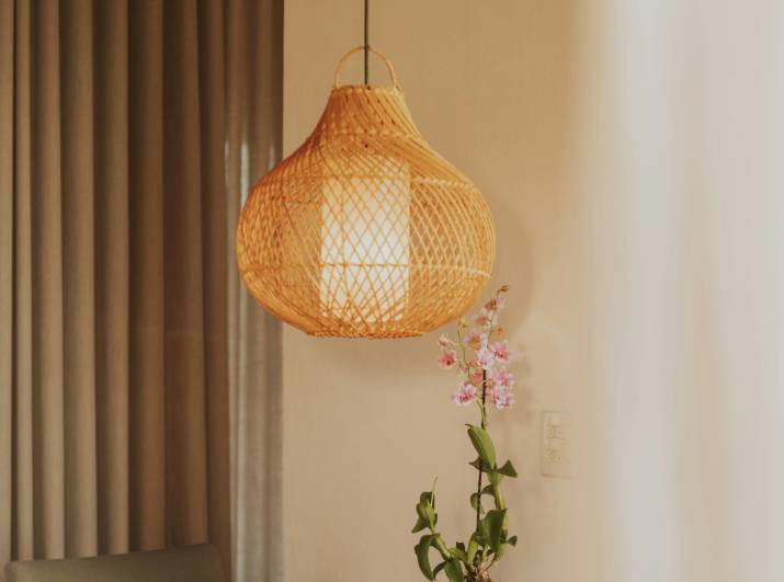 illustrasi lampu gantung anyaman (pexels.com/Letícia Alvares)