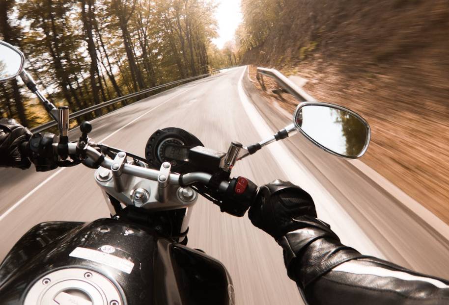 illustrasi mengendarai motor (pexels.com/Jakub Sisulak)