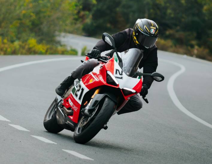 illustrasi mengendarai motor (pexels.com/cnrdmroglu)