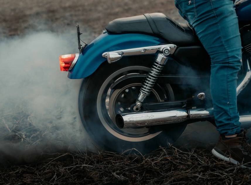 illustrasi motor berasap (pexels.com/Gera Cejas)