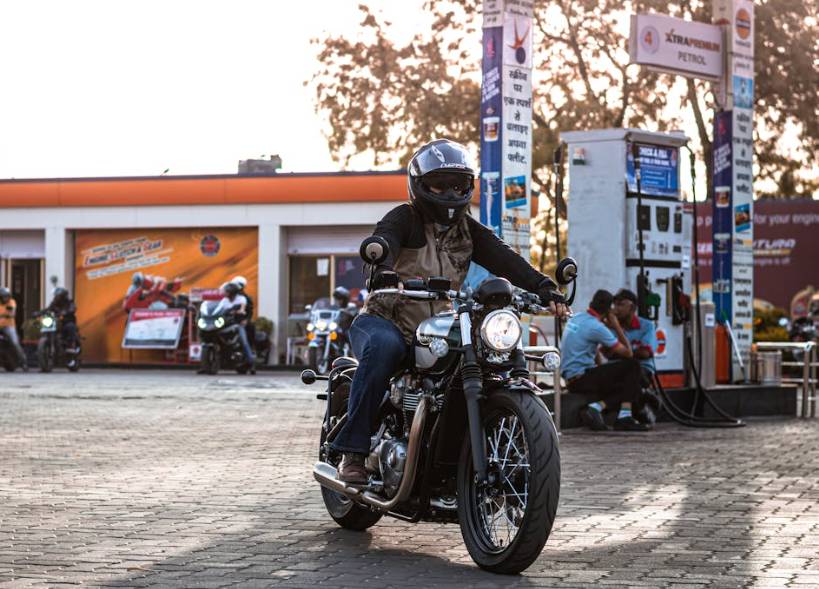 illustrasi mengendarai motor (pexels.com/Ishan Kulshrestha)