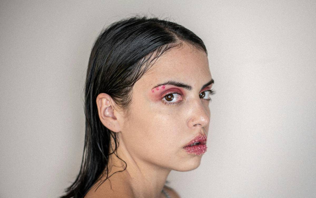 Makeup Luntur dan Menggumpal? 5 Penyebab Umum & Cara Mengatasinya!
