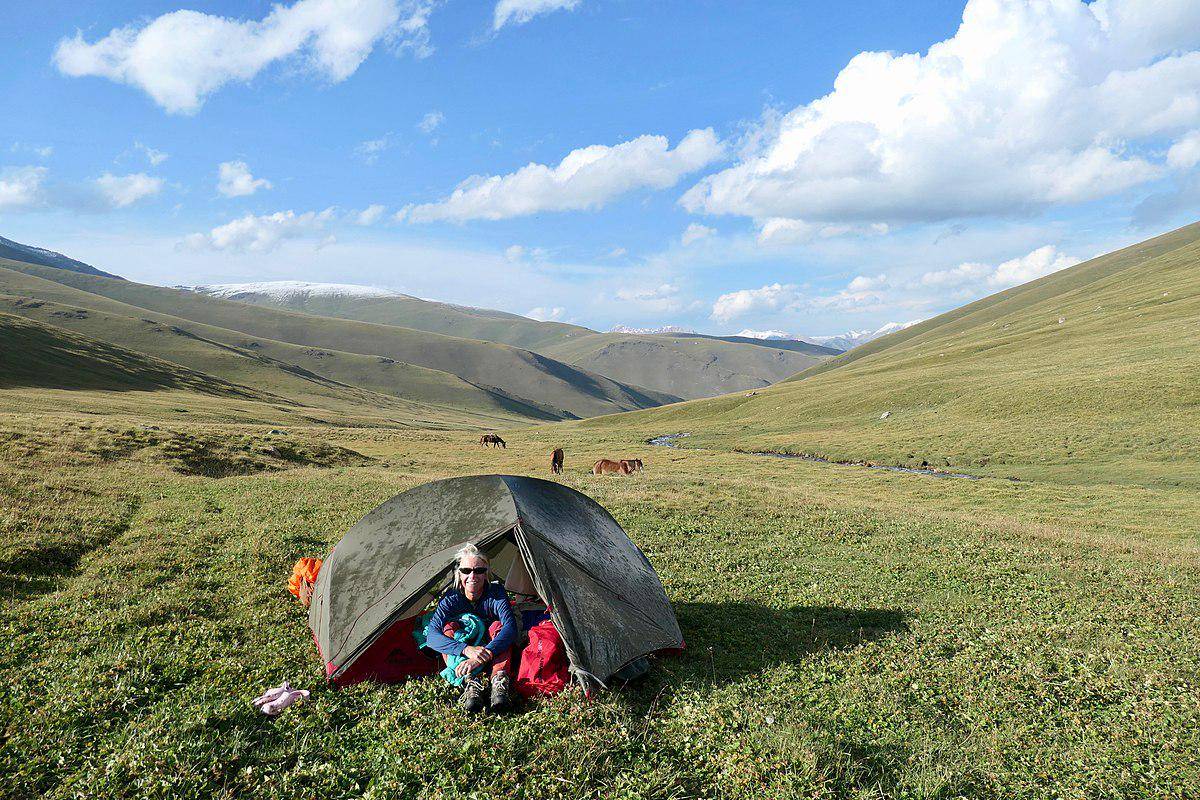 ilustrasi camping di pegunungan Tien Shan, Kyrgyzstan