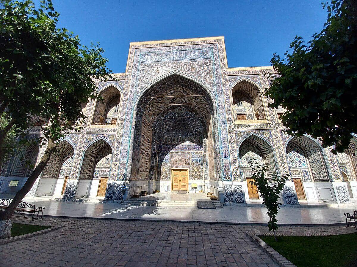 potret bagian luar Madrasah Ulugh Beg