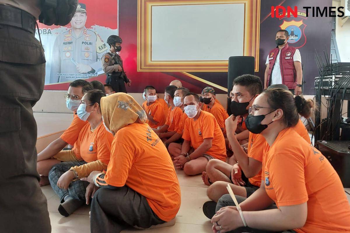 Para tersangka narkoba dihadirkan dalam kegiatan pemusnahan sabu 22,6 kilogram di Polres Banjarbaru, Selasa (22/7/2025).