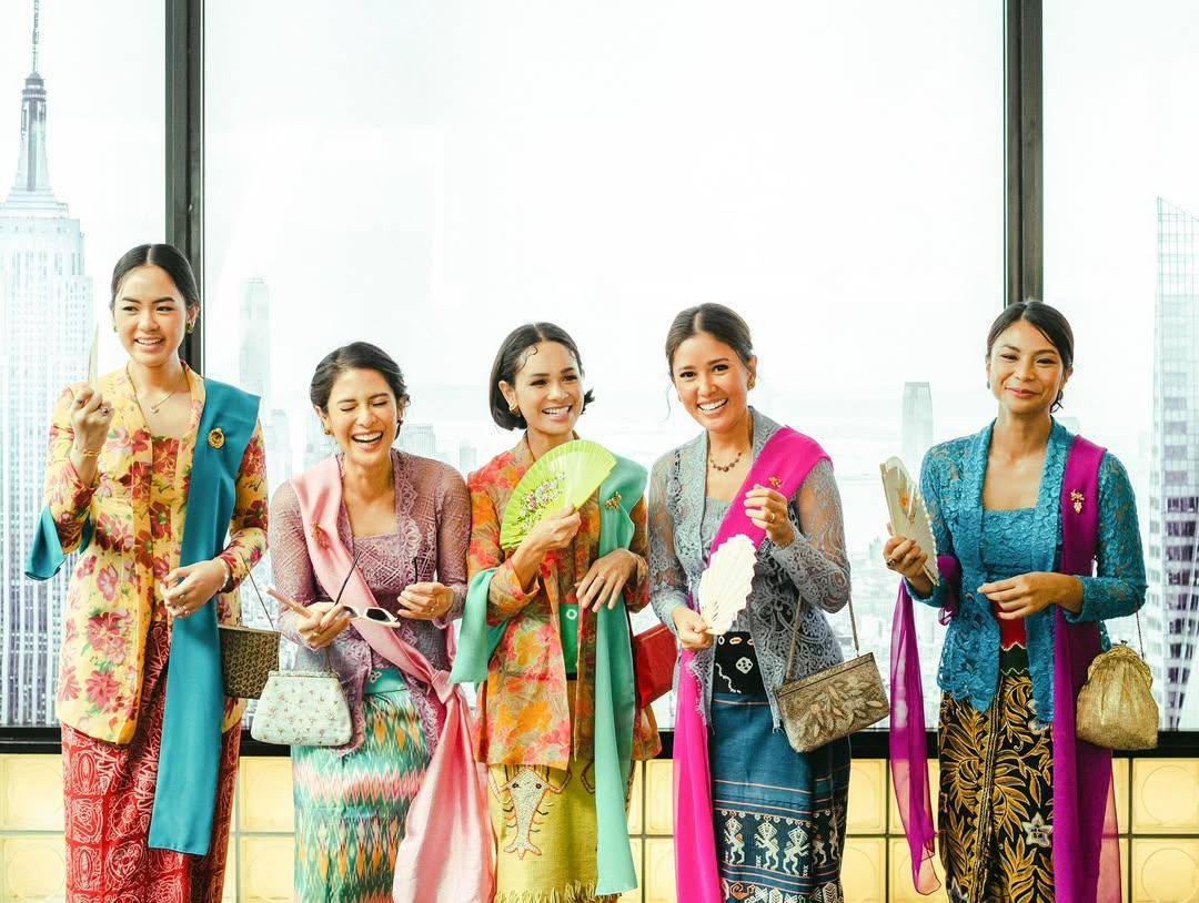 Kebaya Indonesia itu lekat akan guyub perempuan. Karakternya beda-beda, pembawaannya beda-beda, (4).heic