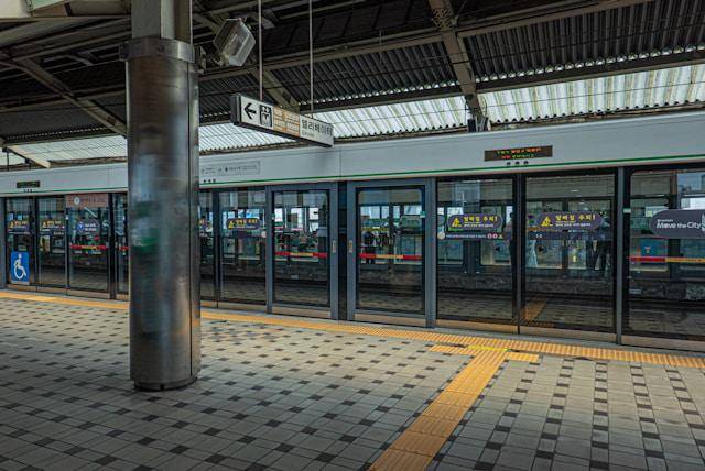 Potret Seoul Metro (unsplash.com/jason_oh)