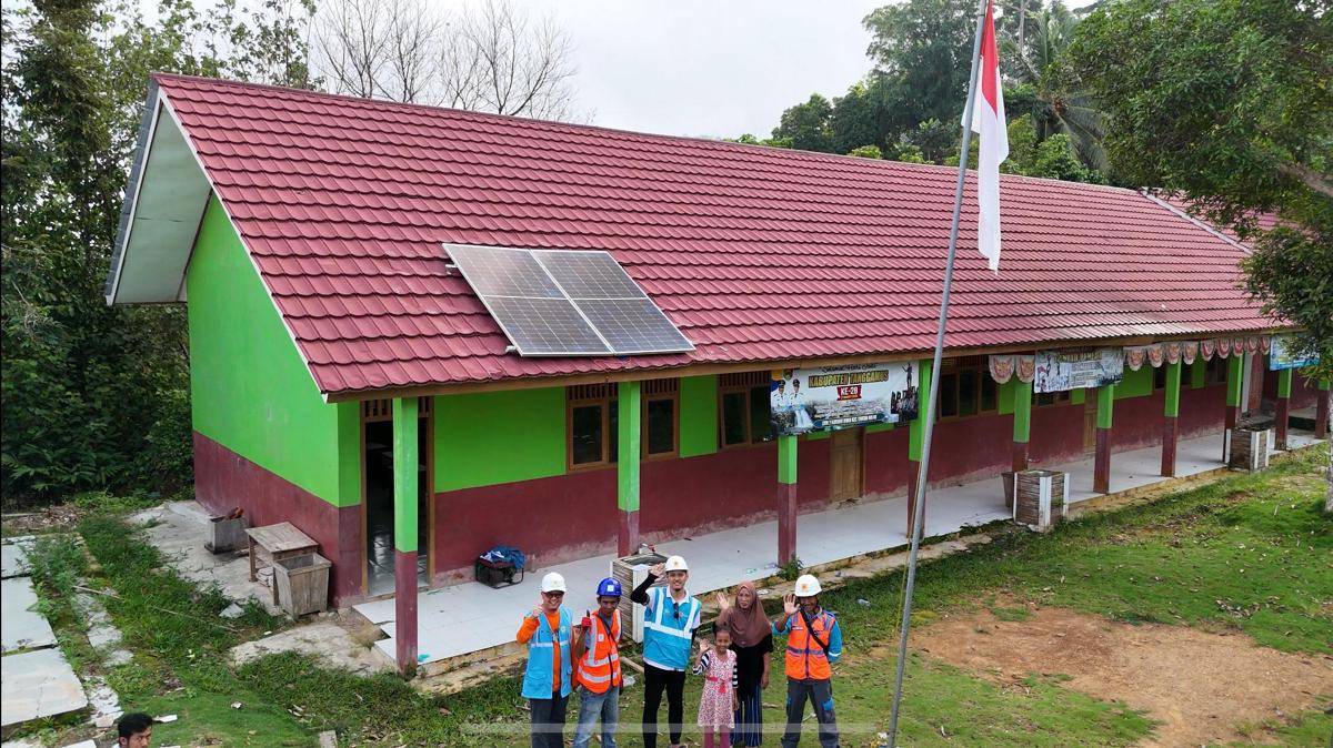 Ruang Kelas SDN 2 Karang Buah Dulu Gelap Kini Terang Berkat SuperSUN