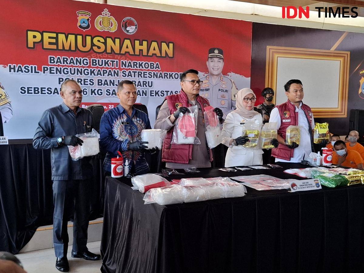 Polres Banjarbaru bersama wali kota dan forkopimda mengangkat barang bukti sabu 22,6 kilogram dalam kegiatan pemusnahan barang bukti narkoba, Selasa (22/7/2025).