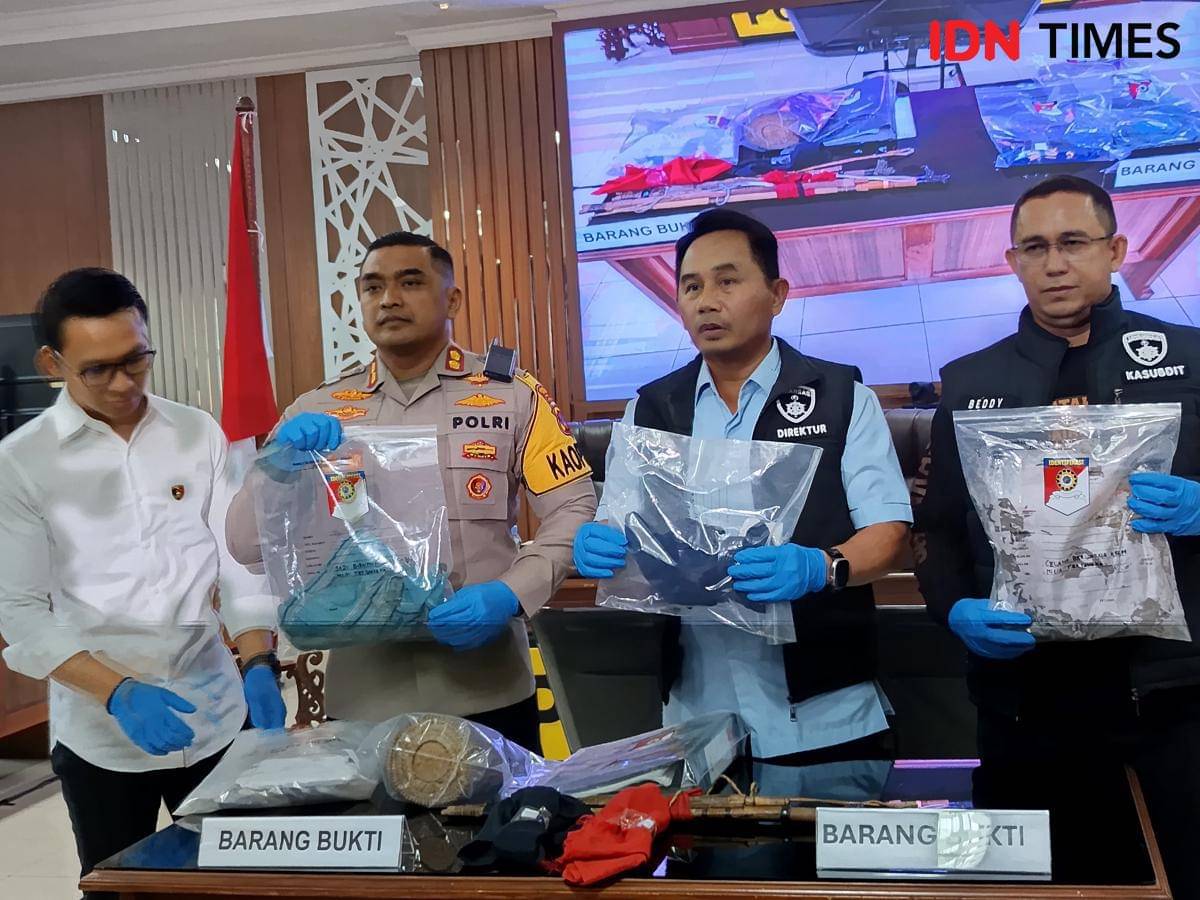Polisi menunjukkan sejumlah barang bukti yang disita dalam kasus pembunuhan Russel, warga Muara Kate, penolak hauling batu bara.
