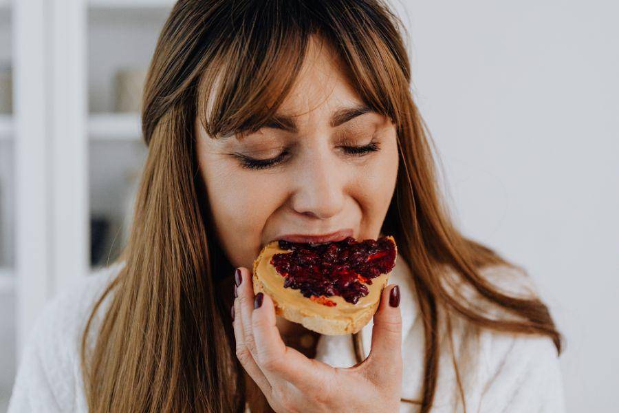 Potret menikmati makanan