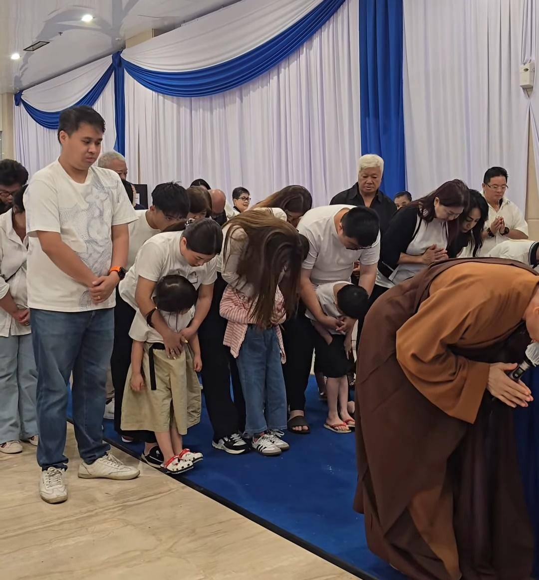 penutupan peti jenazah ayah Sarwendah (instagram.com/sarwendah29)