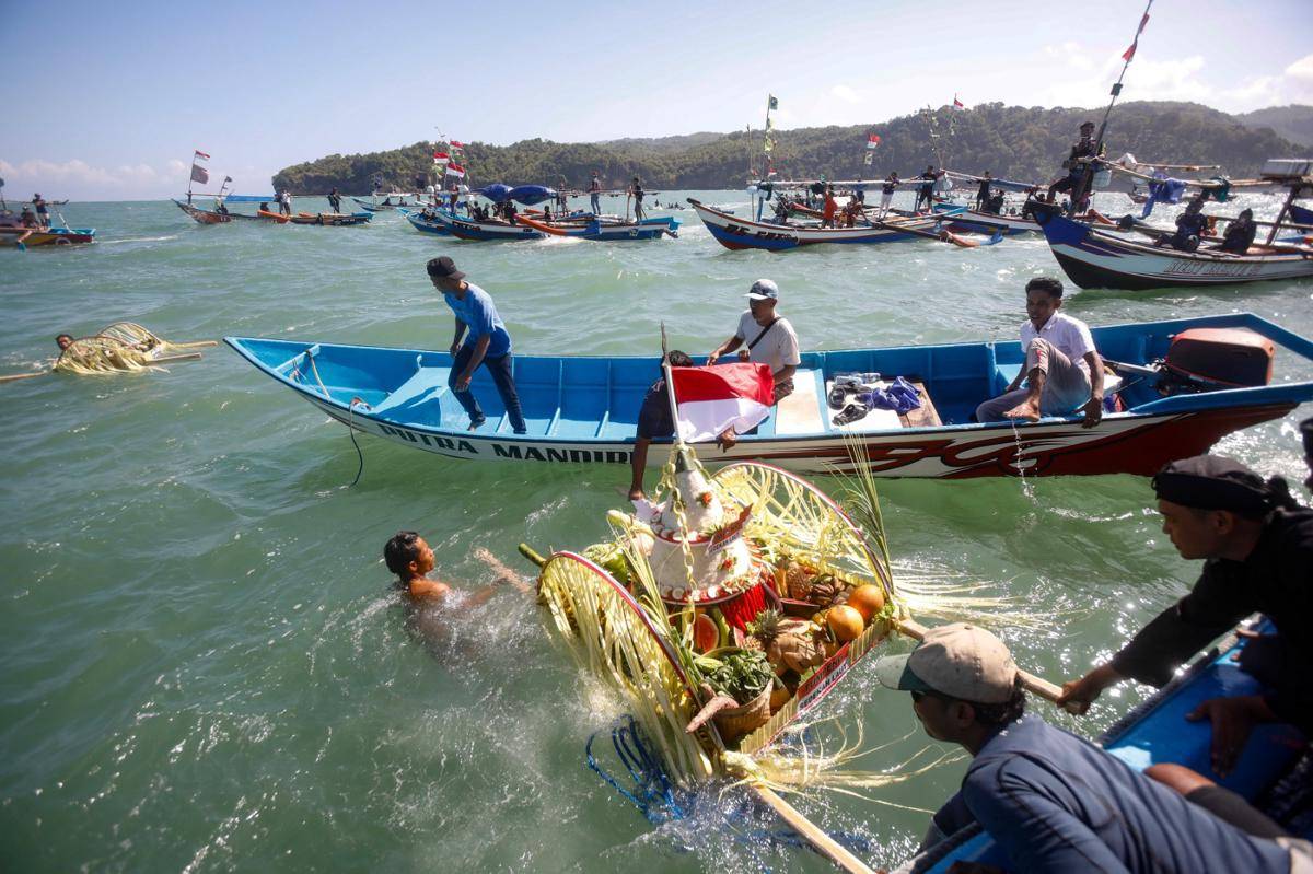 Bukan Sekadar Tradisi, Ini 4 Hal Unik Seputar Tradisi Larung Laut