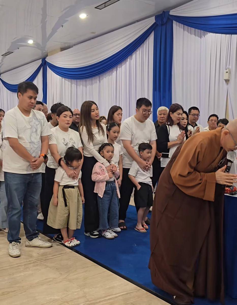 penutupan peti jenazah ayah Sarwendah (instagram.com/sarwendah29)