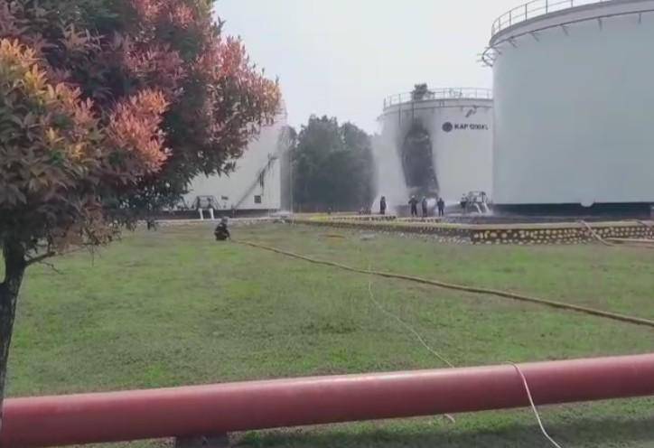 Tangki BBM Pertamina Palopo di Kabupaten Luwu, Sulawesi Selatan, terbakar, Selasa (22/7/2025)/Istimewa